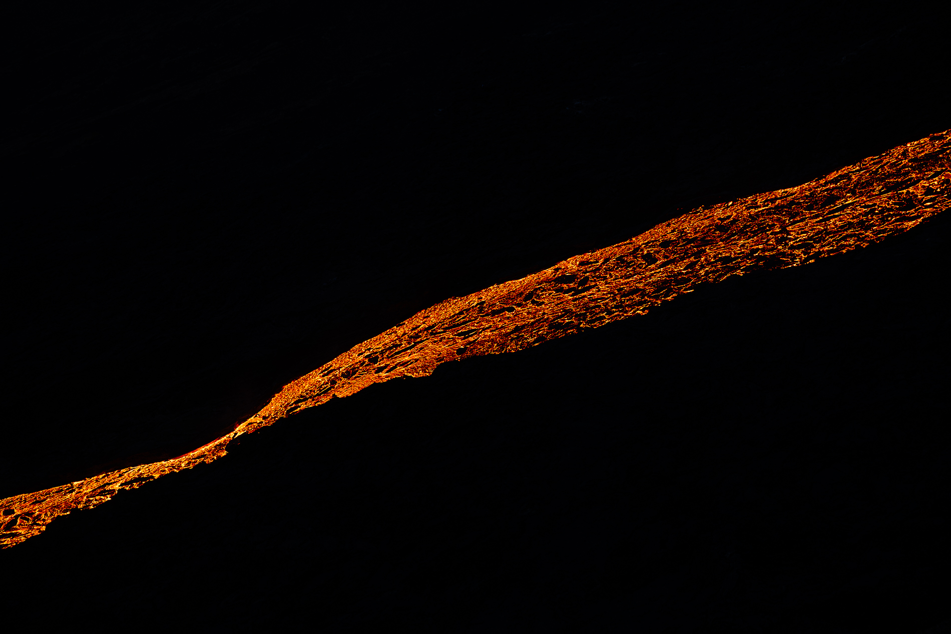 Fagradalsfjall, Litli Hrutur:
Une nouvelle fissure éruptive s'est ouverte dans le prolongement des fissures des éruptions de 2021 et 2022, au Nord-Est de celles-ci et alignée avec elles : c'est donc une éruption dans la continuité des précédentes. Situé au pied oriental d'un petit mont appelé Litli Hrútur, un cratère s’est formé, associé à des coulées qui s'épanchent principalement vers le sud.

Fagradalsfjall, Litli Hrutur:
A new eruptive fissure has opened in the extension of the fissures of the 2021 and 2022 eruptions, northeast of them and aligned with them: it is therefore an eruption in the continuity of the previous ones. Located at the eastern foot of a small mountain called Litli Hrútur, a crater has formed, associated with flows that flow mainly to the south.