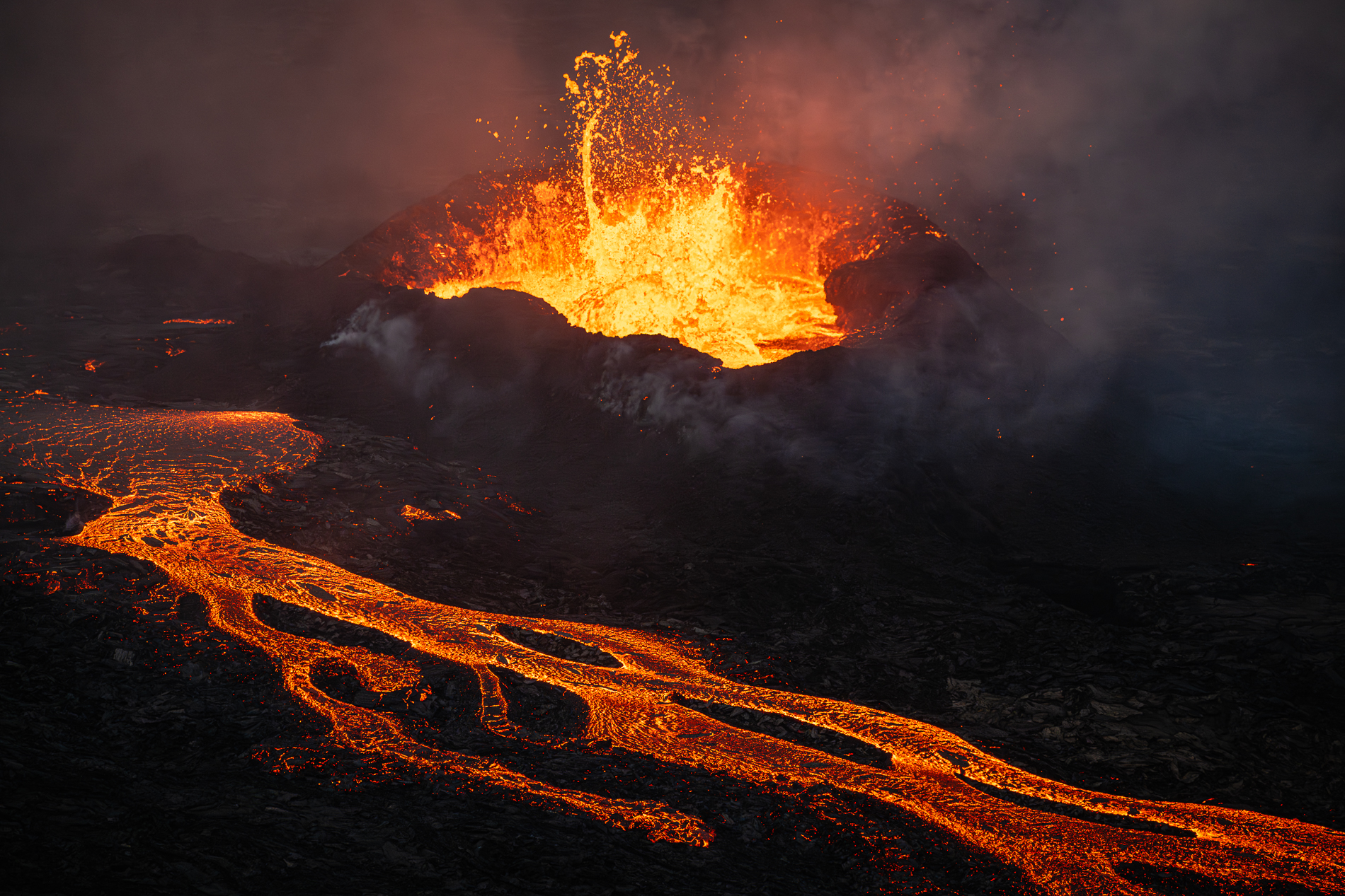 Fagradalsfjall, Litli Hrutur:
Une nouvelle fissure éruptive s'est ouverte dans le prolongement des fissures des éruptions de 2021 et 2022, au Nord-Est de celles-ci et alignée avec elles : c'est donc une éruption dans la continuité des précédentes. Situé au pied oriental d'un petit mont appelé Litli Hrútur, un cratère s’est formé, associé à des coulées qui s'épanchent principalement vers le sud.

Fagradalsfjall, Litli Hrutur:
A new eruptive fissure has opened in the extension of the fissures of the 2021 and 2022 eruptions, northeast of them and aligned with them: it is therefore an eruption in the continuity of the previous ones. Located at the eastern foot of a small mountain called Litli Hrútur, a crater has formed, associated with flows that flow mainly to the south.