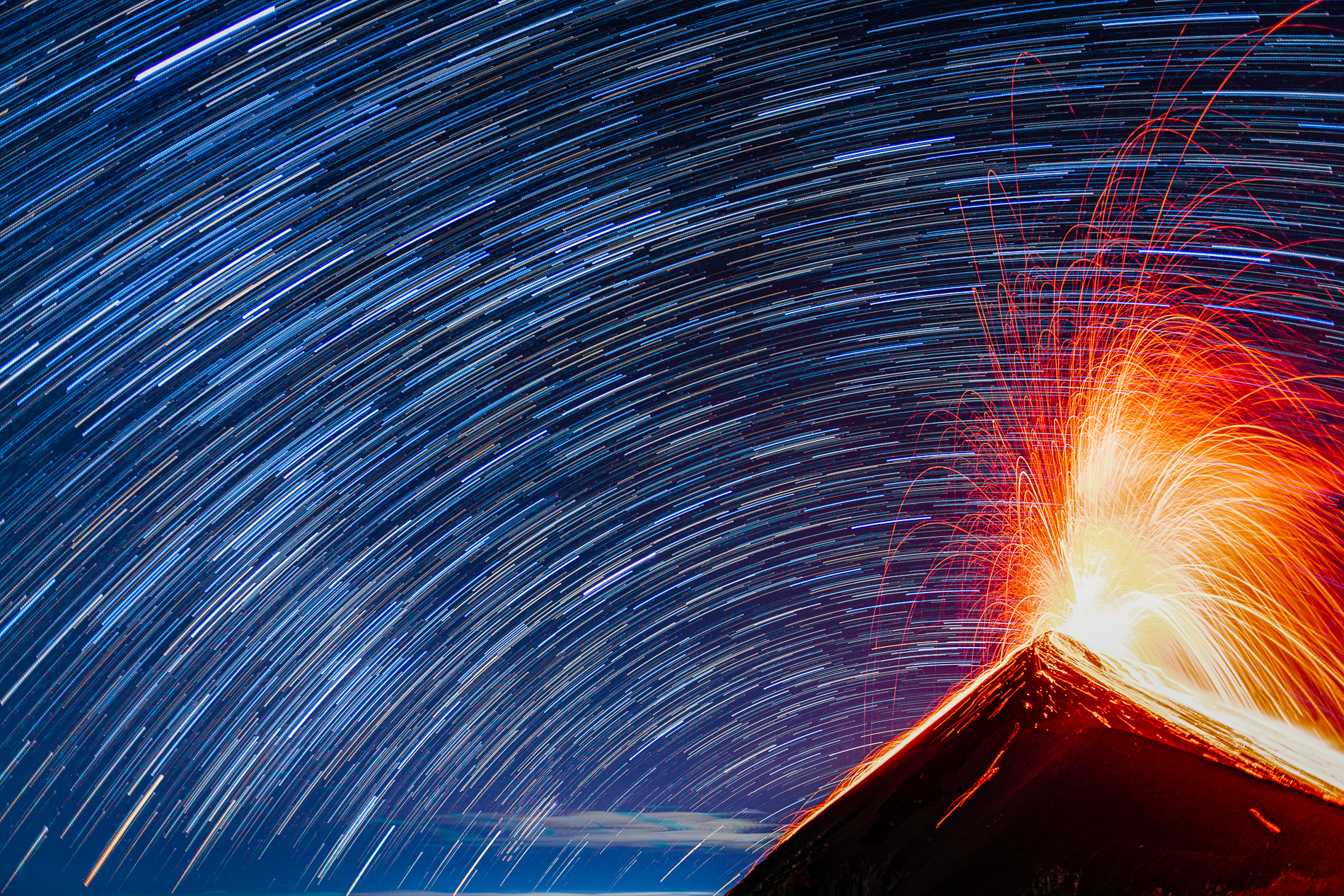 Le volcan Fuego culmine à 3 763 m. C’est l’un des volcans les plus actifs d’Amérique Centrale et également l’un des trois grands stratovolcans surplombant l’ancienne capitale du Guatemala, Antigua. Depuis 2002, le Fuego est à nouveau dans une phase active. À plusieurs reprises, ces éruptions ont entraîné d’importantes chutes de cendres, des coulées pyroclastiques, des coulées de lave et des lahars dommageables. Début juin 2018, une série d’explosions et de coulées pyroclastiques accompagnées de l’effondrement d’une partie du flanc du volcan ont provoqué plusieurs centaines de morts. L’activité éruptive consiste le plus souvent en des explosions avec des émissions de cendres, des avalanches de blocs et des coulées de lave. 
The Fuego volcano culminates at 3,763 m. It is one of the most active volcanoes in Central America and also one of three large stratovolcanoes overlooking the former capital of Guatemala, Antigua. Since 2002, the Fuego is again in an active phase. On several occasions, these eruptions have resulted in significant ashfall, pyroclastic flows, lava flows and damaging lahars. In early June 2018, a series of explosions and pyroclastic flows accompanied by the collapse of part of the side of the volcano caused several hundred deaths. Eruptive activity most often consists of explosions with ash emissions, boulder avalanches and lava flows.