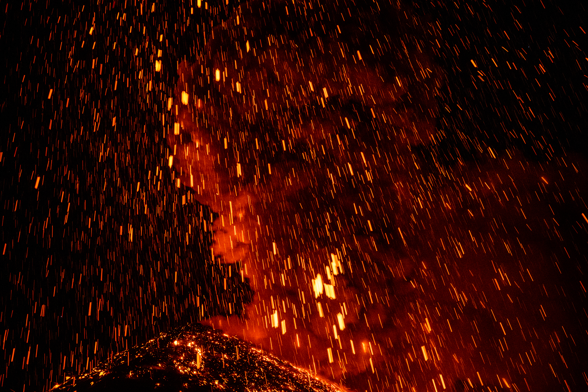Le volcan Fuego culmine à 3 763 m. C’est l’un des volcans les plus actifs d’Amérique Centrale et également l’un des trois grands stratovolcans surplombant l’ancienne capitale du Guatemala, Antigua. Depuis 2002, le Fuego est à nouveau dans une phase active. À plusieurs reprises, ces éruptions ont entraîné d’importantes chutes de cendres, des coulées pyroclastiques, des coulées de lave et des lahars dommageables. Début juin 2018, une série d’explosions et de coulées pyroclastiques accompagnées de l’effondrement d’une partie du flanc du volcan ont provoqué plusieurs centaines de morts. L’activité éruptive consiste le plus souvent en des explosions avec des émissions de cendres, des avalanches de blocs et des coulées de lave. 
The Fuego volcano culminates at 3,763 m. It is one of the most active volcanoes in Central America and also one of three large stratovolcanoes overlooking the former capital of Guatemala, Antigua. Since 2002, the Fuego is again in an active phase. On several occasions, these eruptions have resulted in significant ashfall, pyroclastic flows, lava flows and damaging lahars. In early June 2018, a series of explosions and pyroclastic flows accompanied by the collapse of part of the side of the volcano caused several hundred deaths. Eruptive activity most often consists of explosions with ash emissions, boulder avalanches and lava flows.